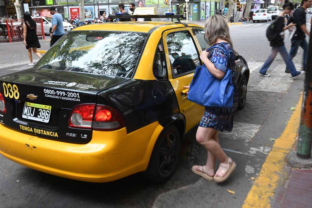 Taxis y remises de Mendoza disponibles para el Acto Central - José Gutierrez / Los Andes