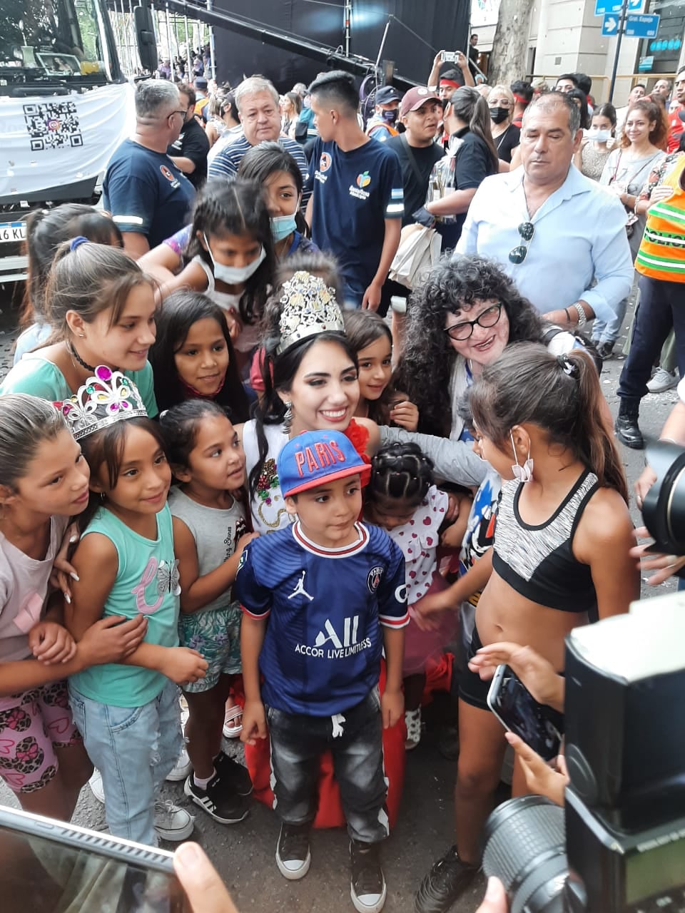 La joven caminó junto a la intendenta de su departamento y se fotografió junto a sus seguidores más pequeños / Los Andes