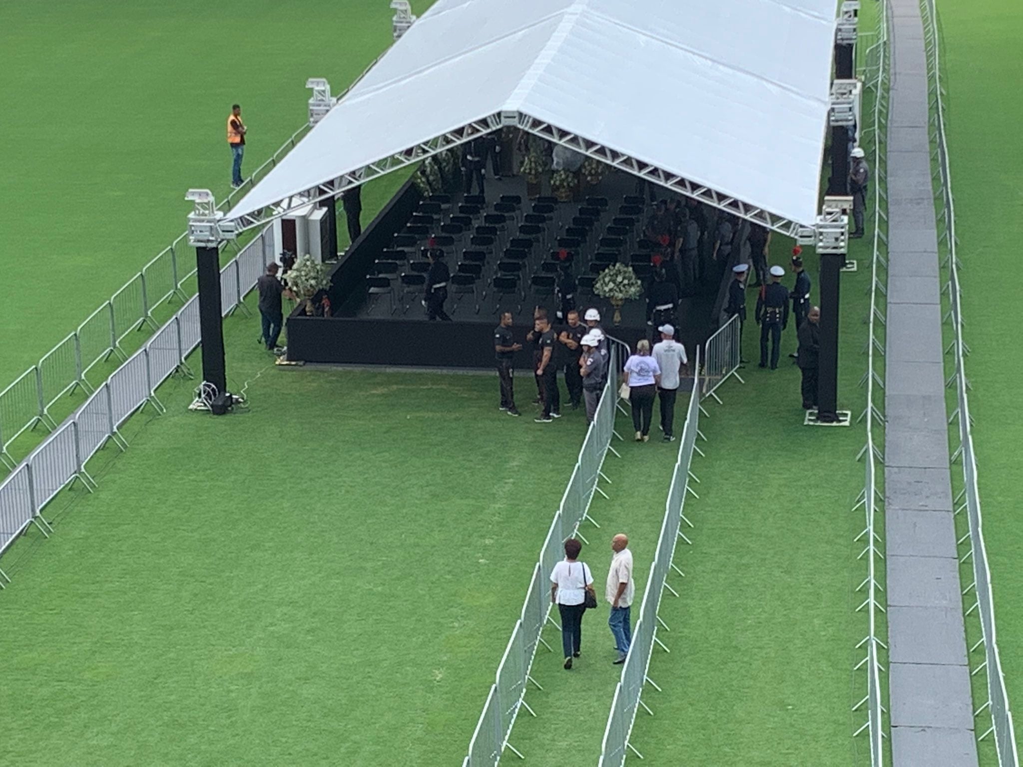 Despiden a Pelé, leyenda brasileña en el estadio de Santos.