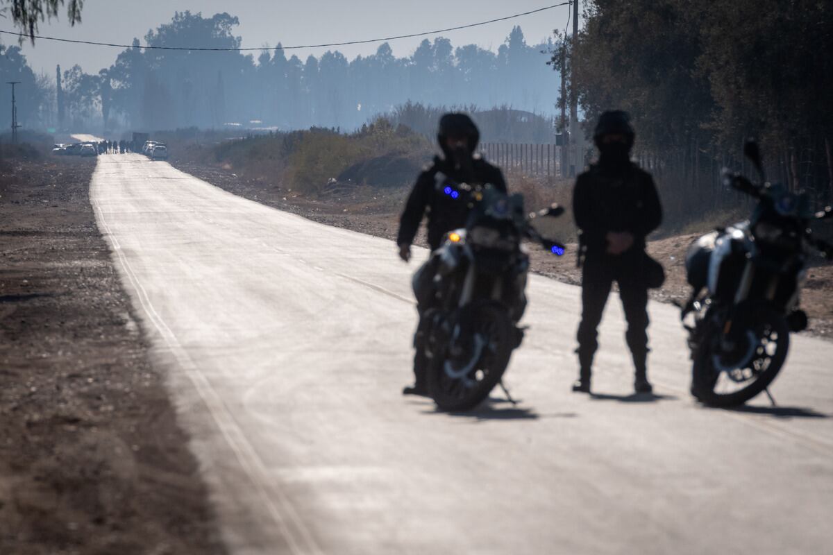 El cuerpo de Agostina Trigo estaba en un galpón abandonado en carril Robert, entre carril Norte y Chivilcoy, de Buen Orden.
La zona fue perimetrada a mas de un kilómetro.

Foto: Ignacio Blanco / Los Andes   