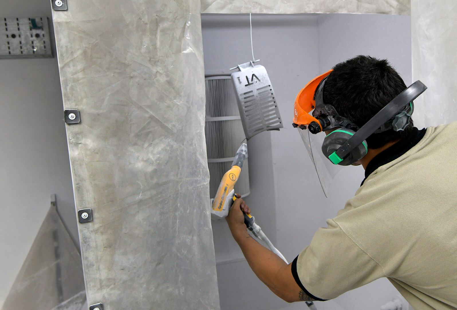 En la cápsula de pintado, el técnico Ivo Tonioni trabaja en cada datelle. Foto: Orlando Pelichotti