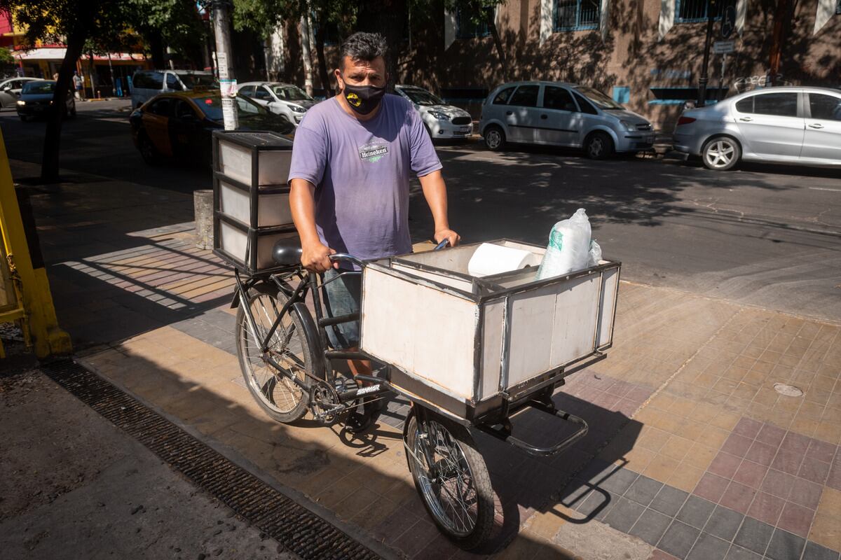 A pesar de las altas temperaturas, Raúl Agüero no deja de salir con su bicicleta a vender café en el centro, Foto: Ignacio Blanco / Los Andes.