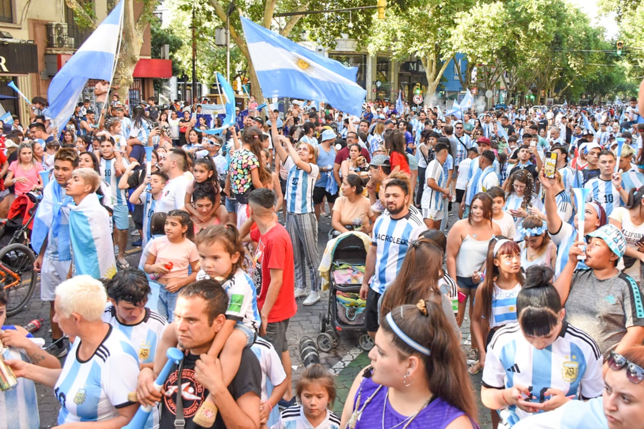 Argentina ya esta en cuarto de final y Mendoza lo festejo así. 
Foto: Mariana Villa / Los Andes