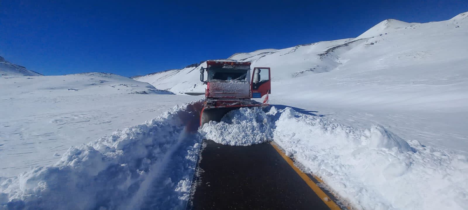 Trabajos de despeje para poder brindar transitabilidad segura en Paso Pehuenche, en Malargüe. | Foto: Gendarmería Nacional