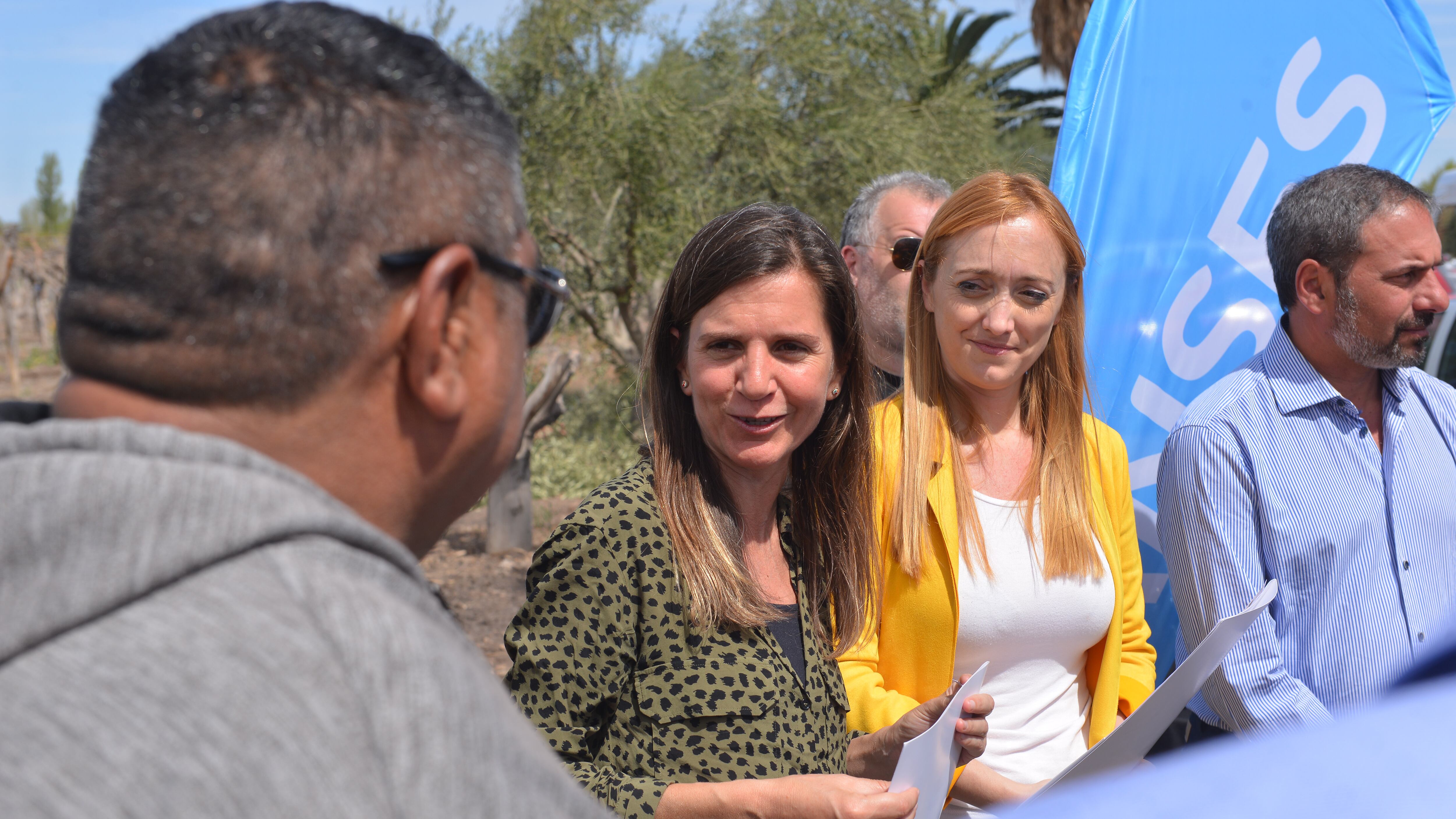 Jubilación para trabajaodores de viña con 57 años y 25 años de aporte -En la foto, un trabajador, junto a Fernanda Raverta, titular de Anses y Anabel Fernández Sagasti, autora de la Ley que permitió sumar a los trabajadores de viña al régimen agrario. 