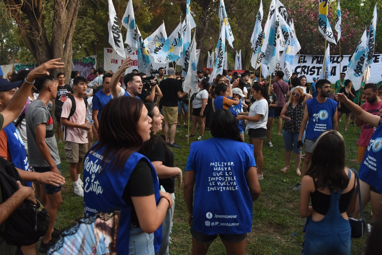 La Campora y una presencia colorida en el acto de asunción de Flor Destéfanis. Foto: Mariana Villa.