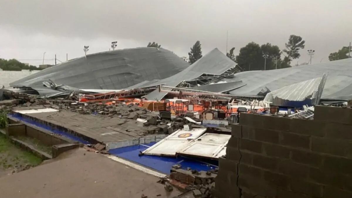 Fuerte temporal en Bahía Blanca dejó destrozos en la ciudad, varios heridos y evacuados. - Gentileza