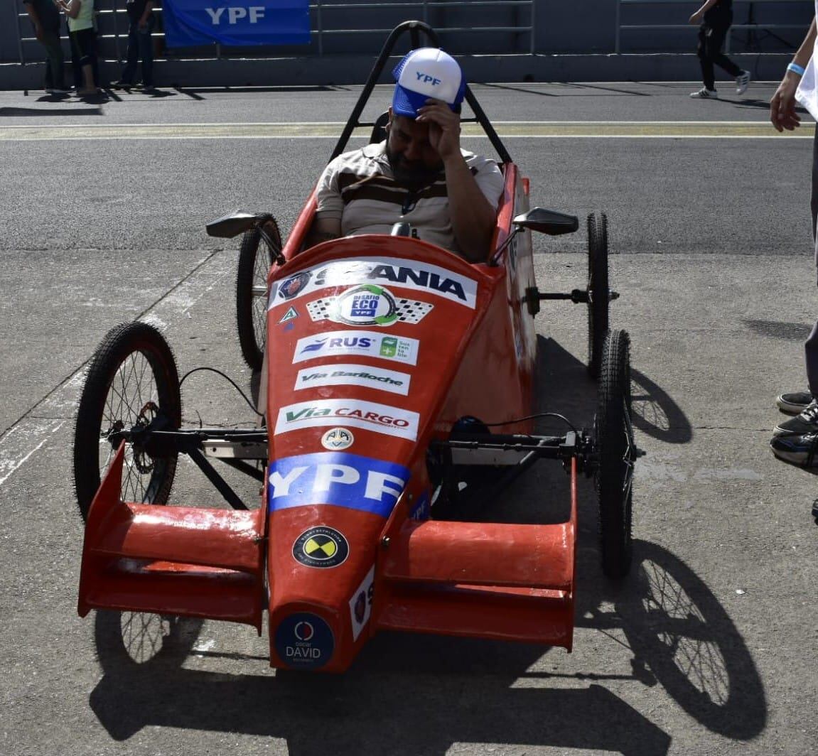 Adolescentes diseñaron un auto eléctrico para competir y buscan ayuda para viajar a competir. Foto: Gentileza David Pacheco