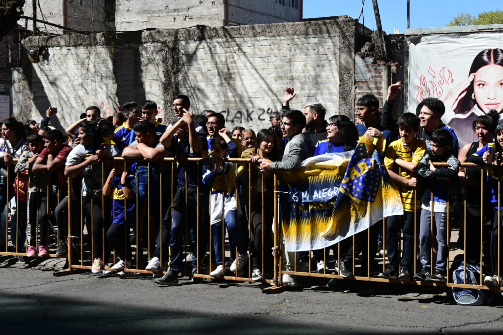 Desde muy temprano, fanáticos de Boca Juniors estuvieron en la puerta del hotel para recibir al plantel Xeneize/ Mariana Villa (Los Andes)