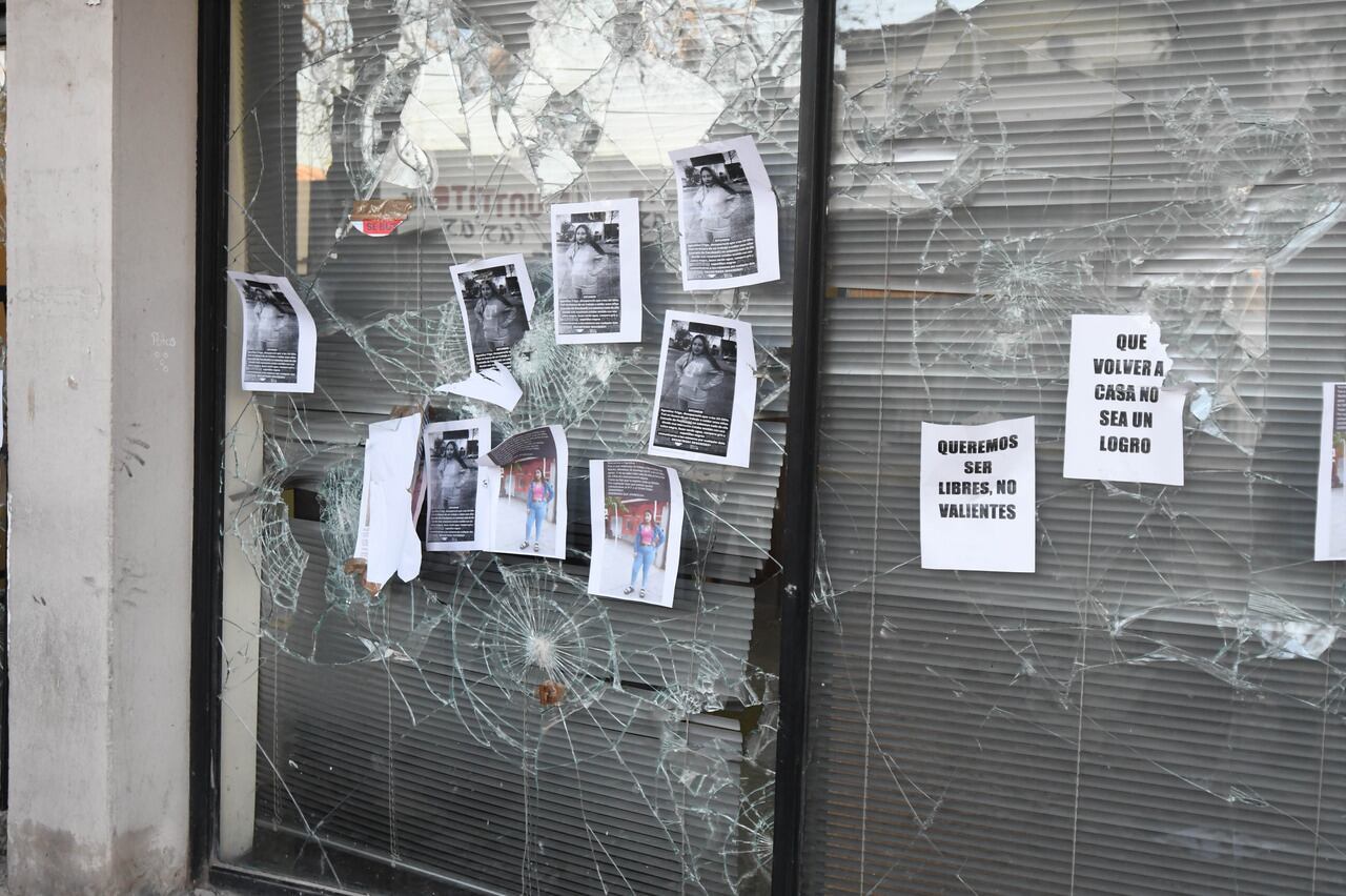 En San Martín, familiares y amigos de Agostina Trigo marcharon por las calles del centro para pedir Justicia.
Agustina fué encontrada sin vida en un galpón abandonado en el distrito Buen Orden de San Martín.
Un grupo de Manifestantes, rompió vidrios en el Ministerio Público Fiscal, ubicado en la esquina de 25 de Mayo y Arjonilla, donde tuvo que actuar la policía.
Foto: José Gutierrez/ Los Andes