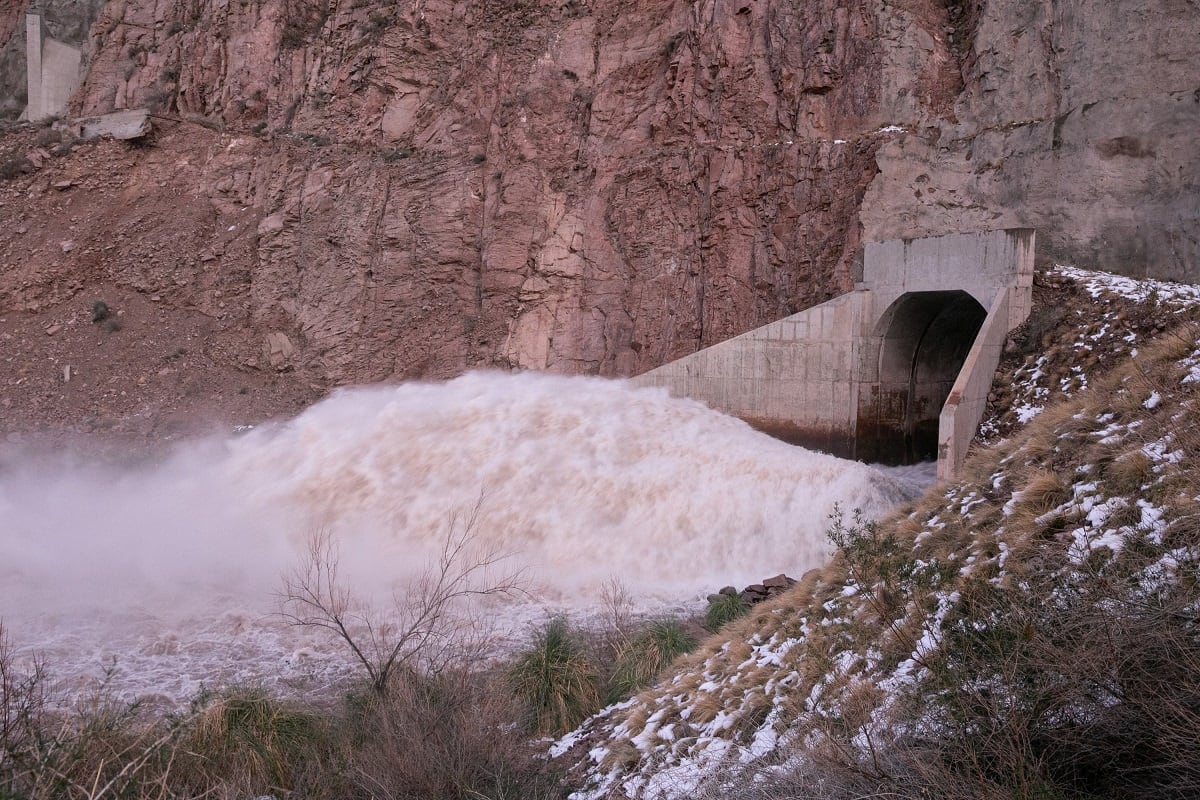 Apertura de compuertas del descargador de fondo del dique Potrerillos para bajar el nivel del embalse (Prensa Gobierno de Mendoza)