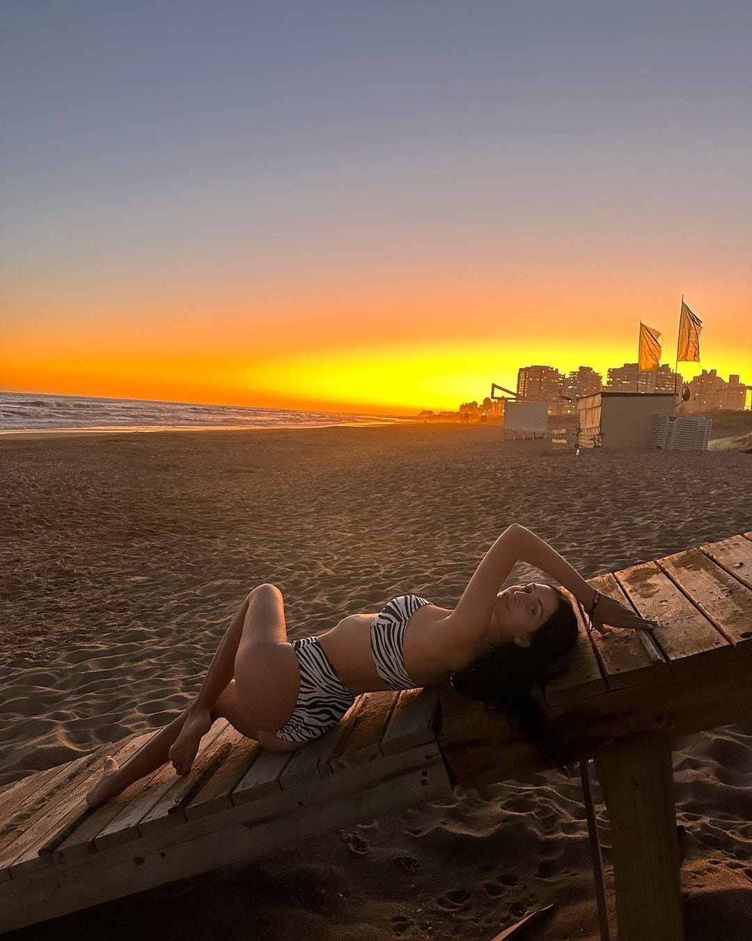 Zaira Nara lució una bikini animal print con el atardecer de fondo