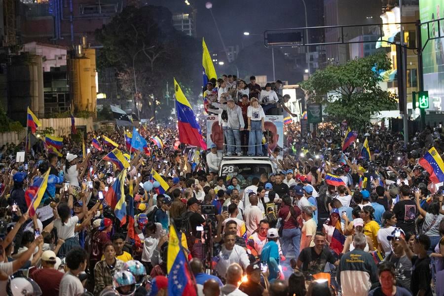 El candidato a la presidencia de Venezuela Edmundo González Urrutia (arriba-i), del partido Plataforma Unitaria Democrática (PUD), saluda a sus simpatizantes antes de su cierre de campaña, este jueves, en Caracas (Venezuela). Venezuela celebra este 28 de julio unas elecciones presidenciales consideradas especialmente "decisivas". González Urrutia lidera la principal coalición antichavista -la Plataforma Unitaria Democrática (PUD). EFE/ Ronald Peña R.