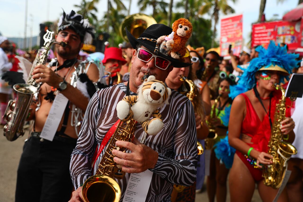 La comparsa callejera de carnaval Amigos da Onça participan en un desfile en la playa de Flamengo en Río de Janeiro Foto: EFE