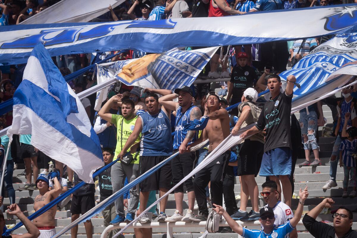 Los hinchas volvieron a la cancha y ya se palpita la alegría, las banderas y los cánticos en el Malvinas.
Pasado el medio día el Mundialista volvió a abrir las puertas para ser poblado en su 50% de aficionados tombinos, para poder alentar a Godoy Cruz en su partido frente a Newell’s.