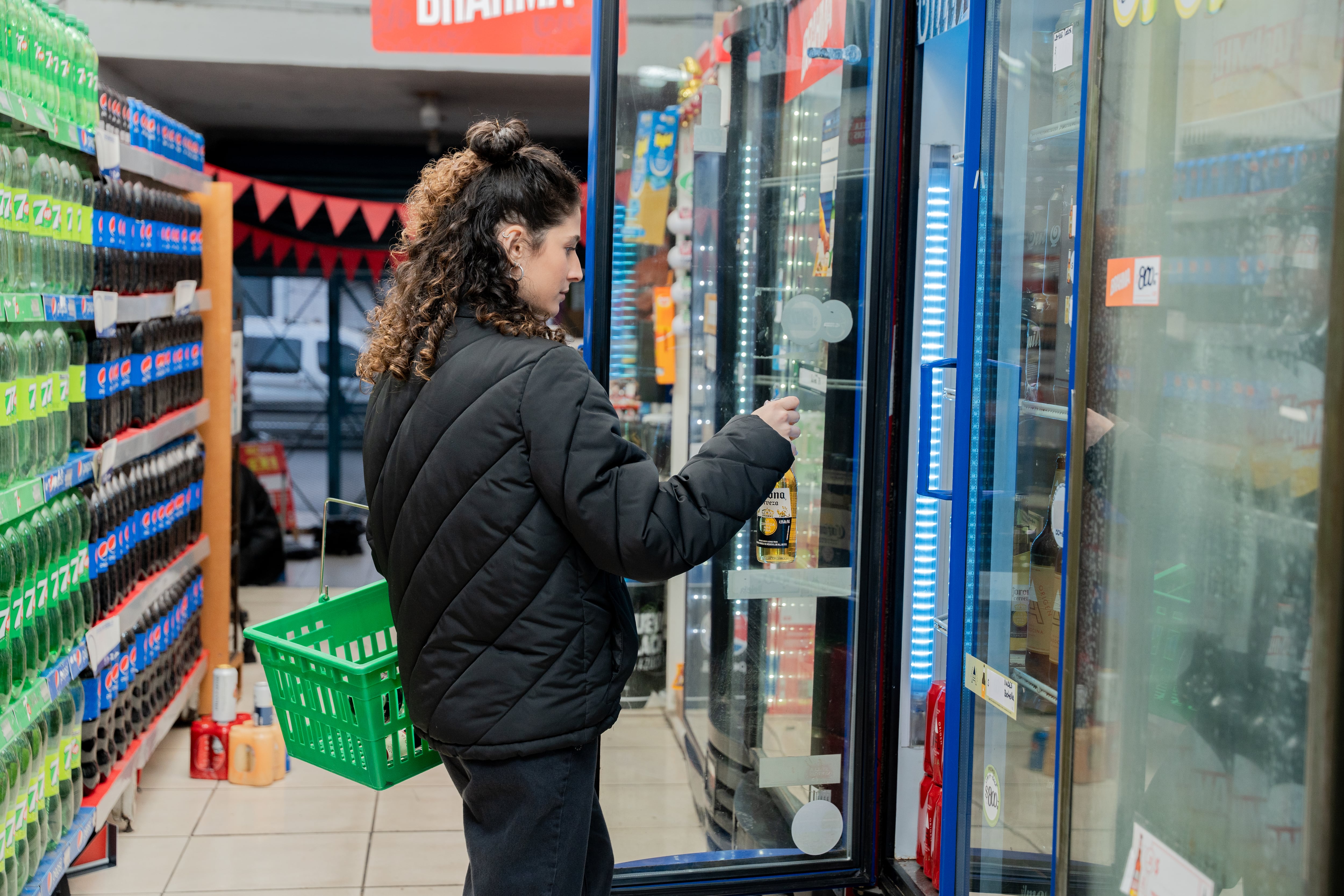 El consumo volvió a caer en junio y consolidó el derrumbe del primer semestre.