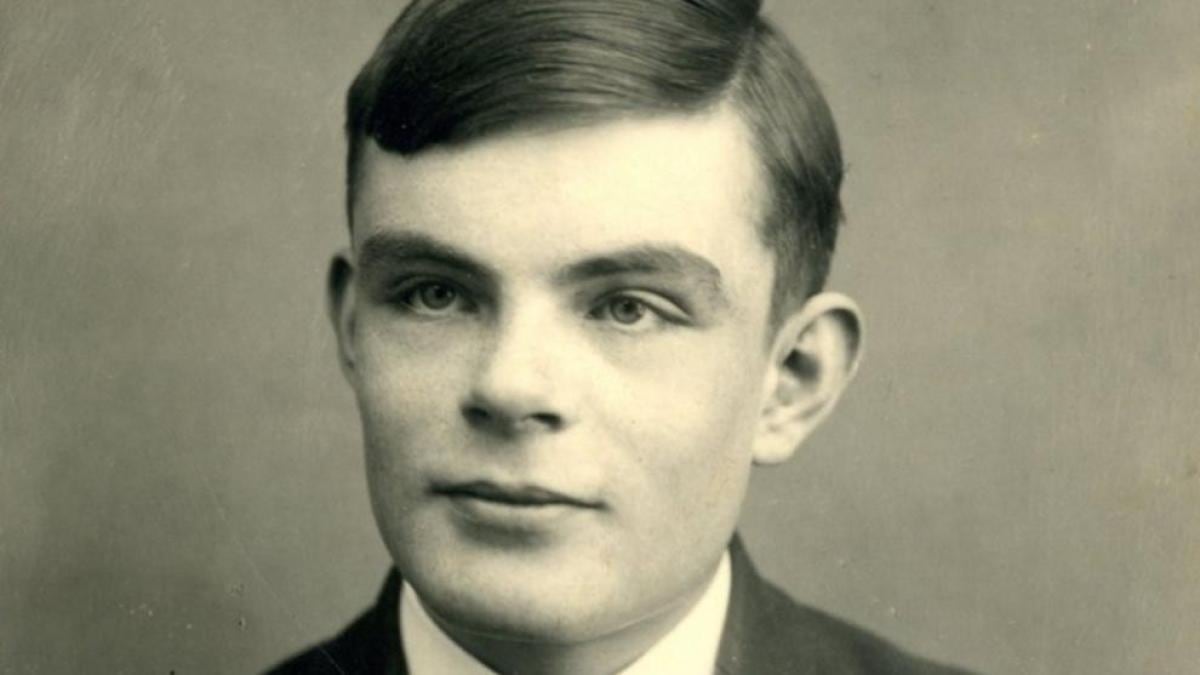 Alan Turing, uno de los padre de la computación, dejó una huella significativa al desarrollar conceptos esenciales para las computadoras modernas.