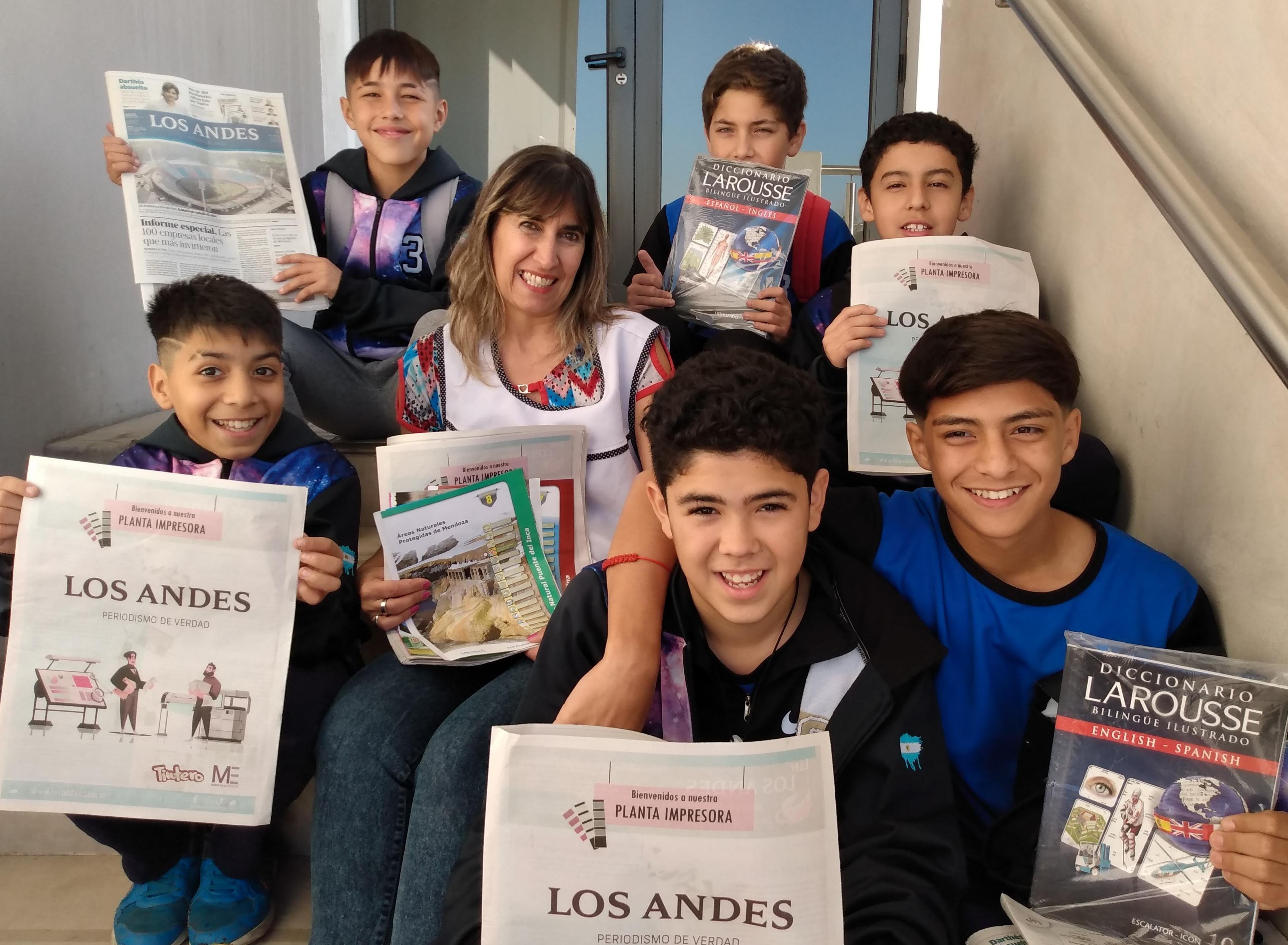 Dominick, Joaquín, Santino, Nacho, Joaquín y Tiago, acompañados por Alicia Rei, su docente.

