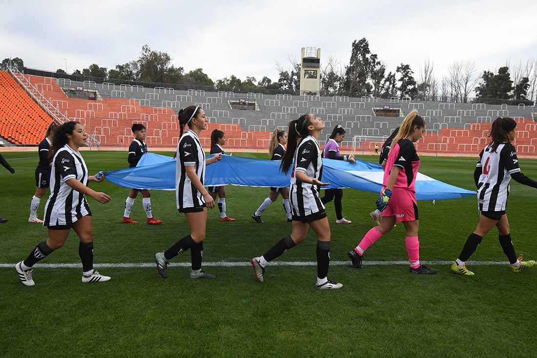 Los equipos ingresan al estadio.