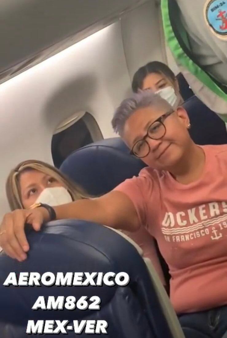 Dos mujeres subieron ebrias a un avión y con botellas de cerveza. Se negaron a bajar.