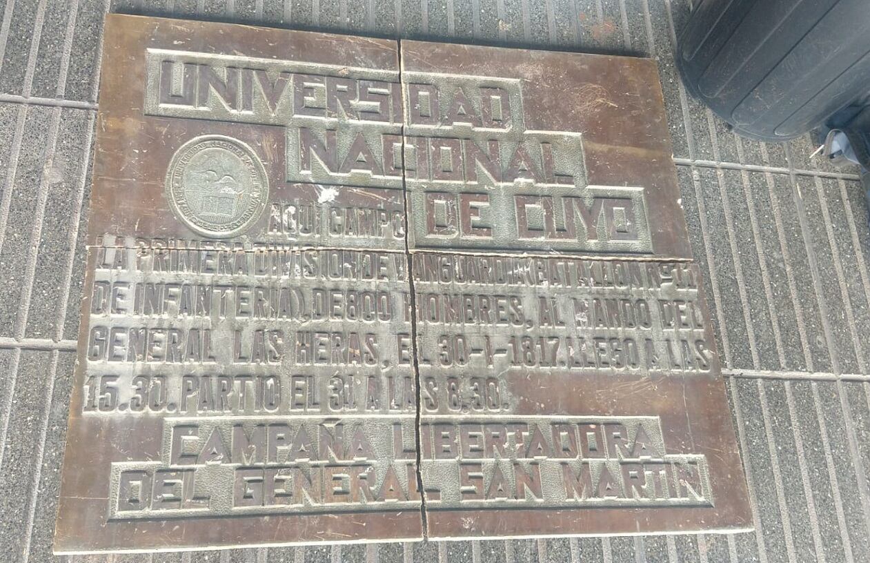 Cayeron con una enorme placa de bronce que habían robado de un monumento en Uspallata. | Foto: Min. Seguridad y Justicia