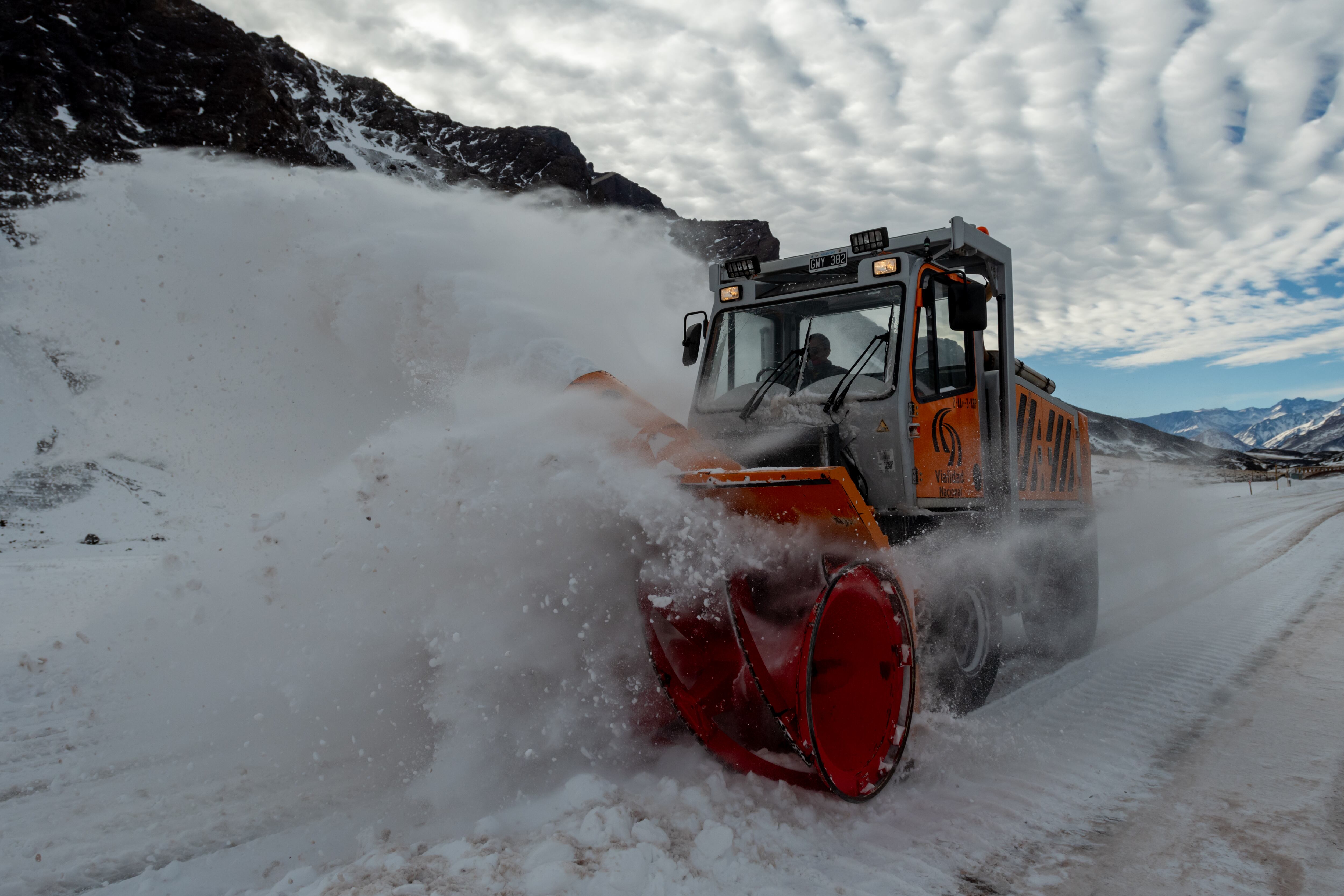 Mendoza 25 de junio de 2020 Sociedad
Paso Internacional cortado
Operativo de Vialidad Nacional en Villa Las Cuevas para despejar la nieve acumulada sobre Ruta Internacional 7.   

Foto: Ignacio Blanco / Los Andes