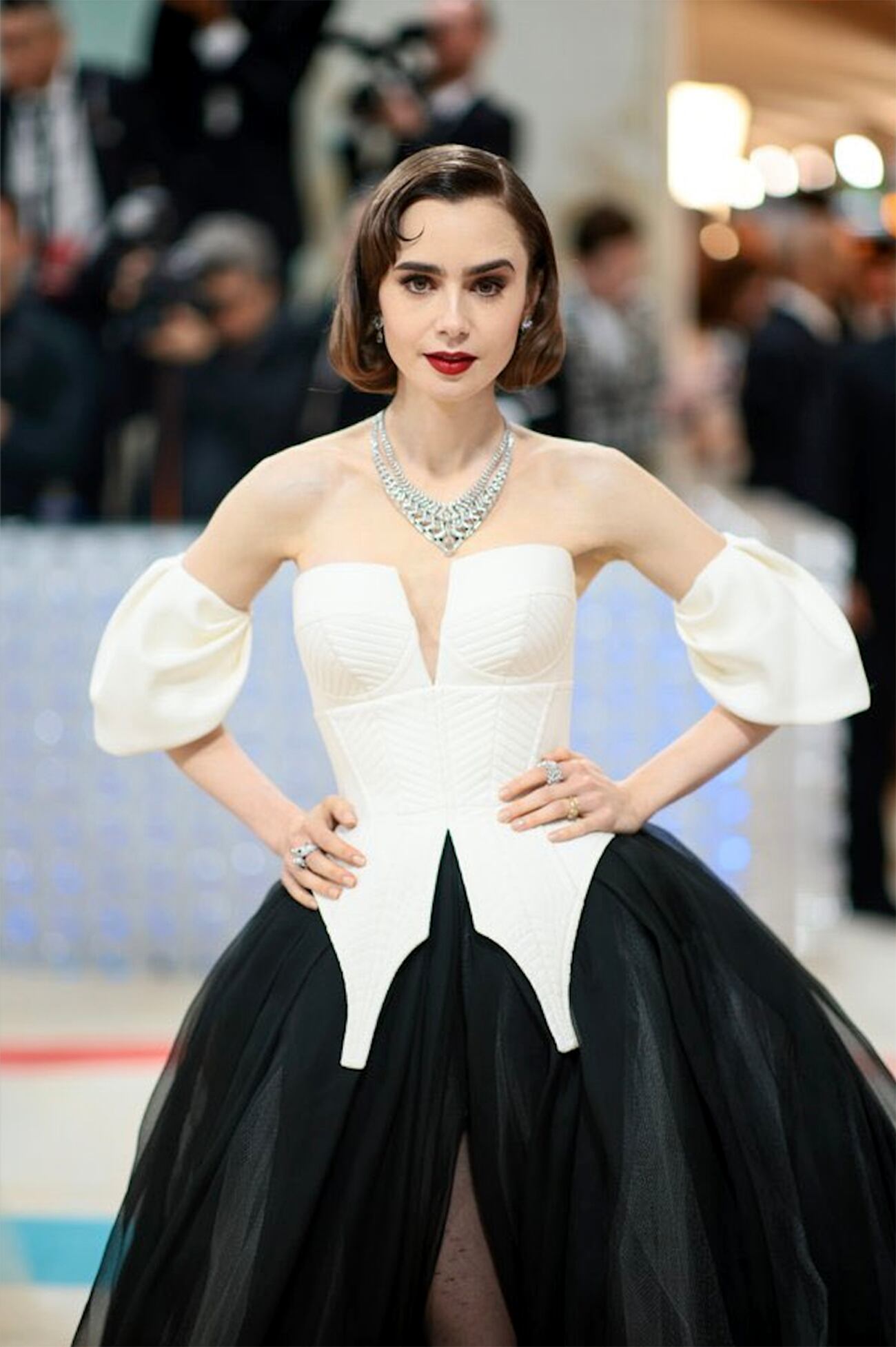 Lily Collins en la Met Gala 2023. La alfombra roja más importante para el mundo de la moda, cuya inspiración será este año el concepto Karl Lagerfeld. (Eonlinelatino)