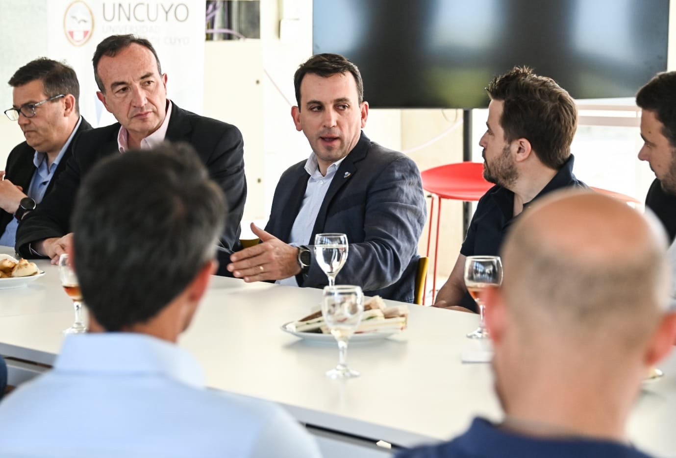 El intendente de Godoy Cruz, Tadeo García Zalazar junto al economista Martín Tetaz, y el vicerrector de la UNCuyo, Gabriel Fidel.