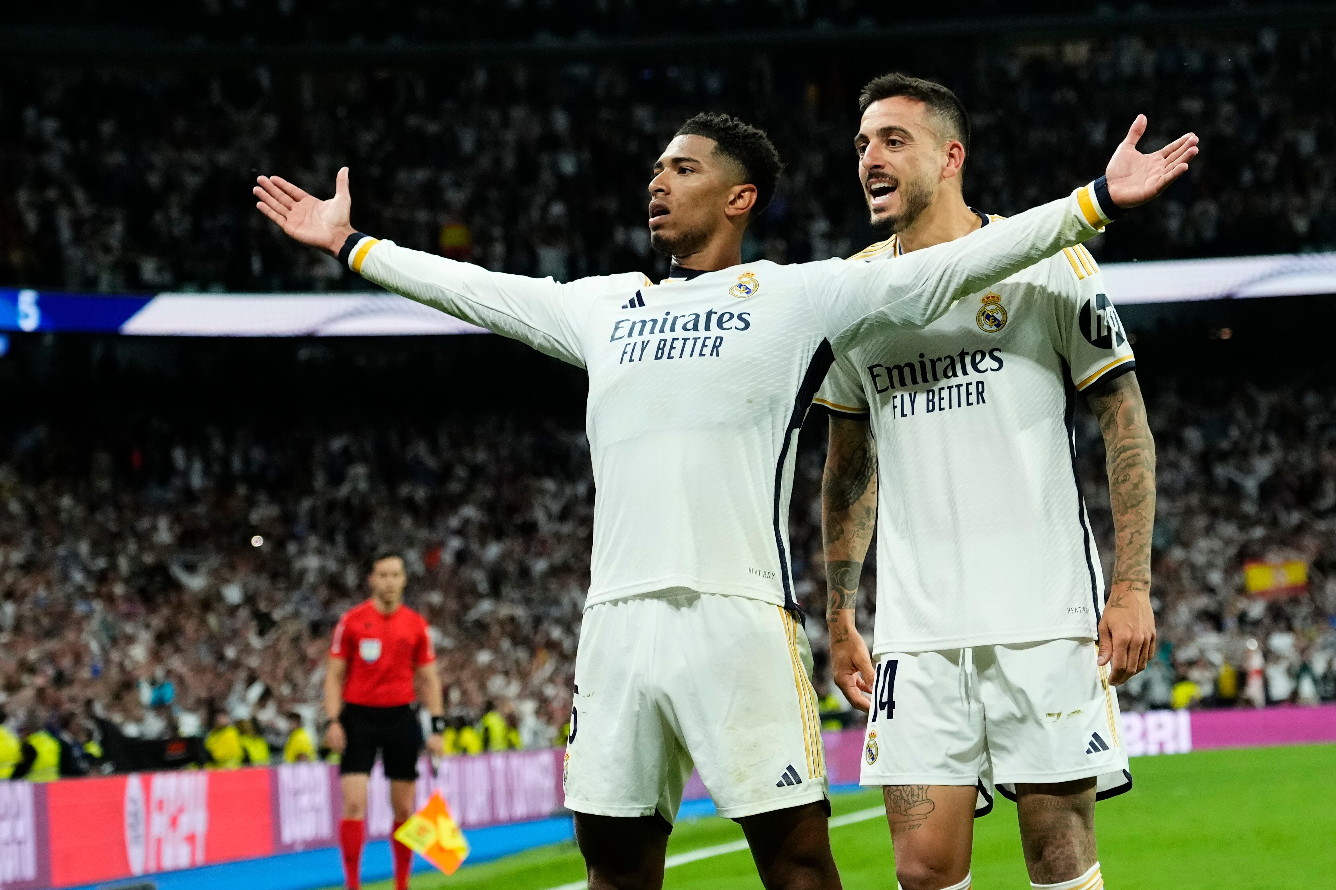 Jude Bellingham del Real Madrid celebra con Joselu tras anotar el tercer gol de su equipo en el encuentro ante el Barcelona en el Estadio Santiago Bernabeu el domingo 21 de abril del 2024.(AP Foto/Jose Breton)