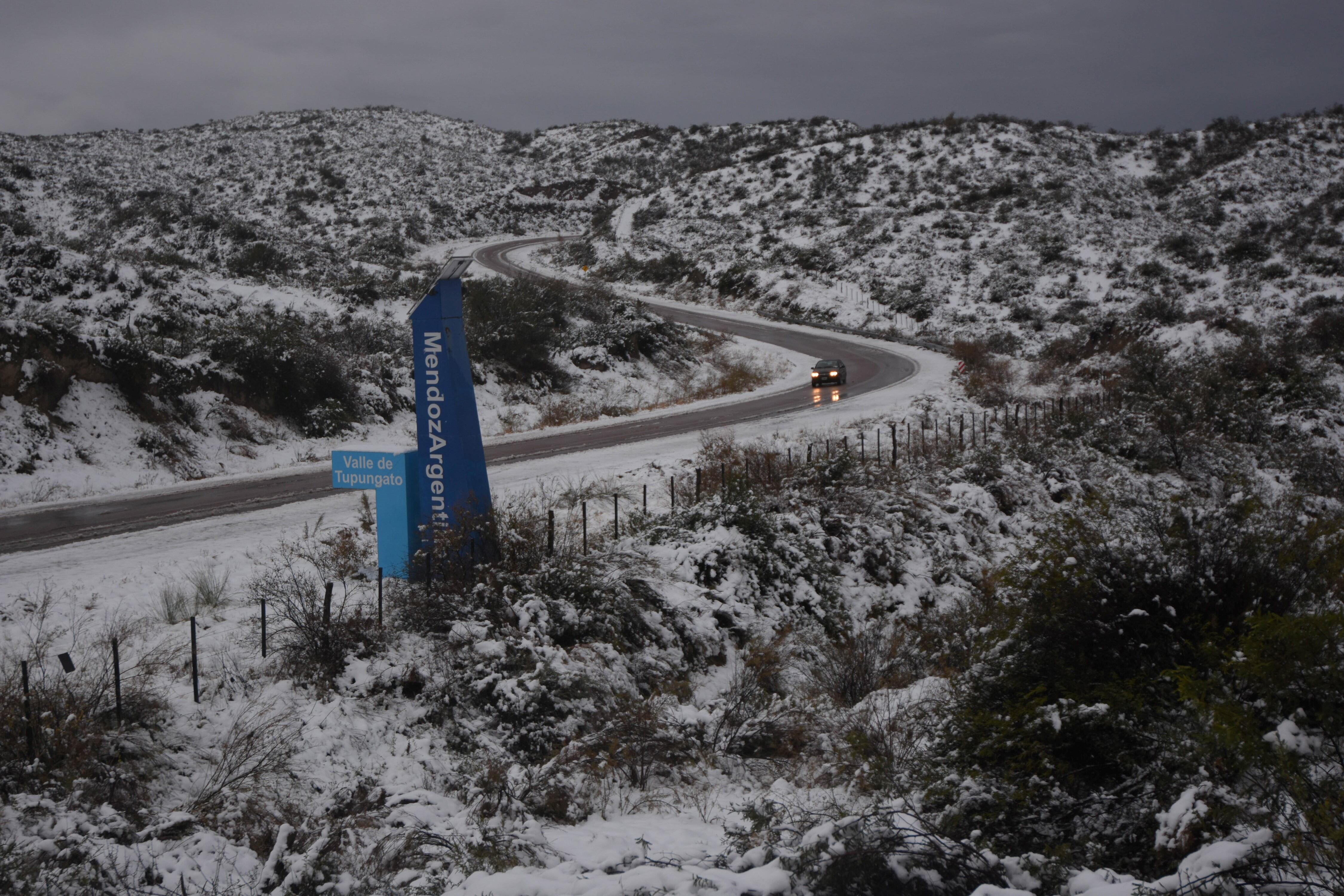 Por el frente frio que se registra en la provincia de Mendoza, en la zona de los cerrillos en el departamento de Tupungato, se acumuló una importante cantidad de nieve