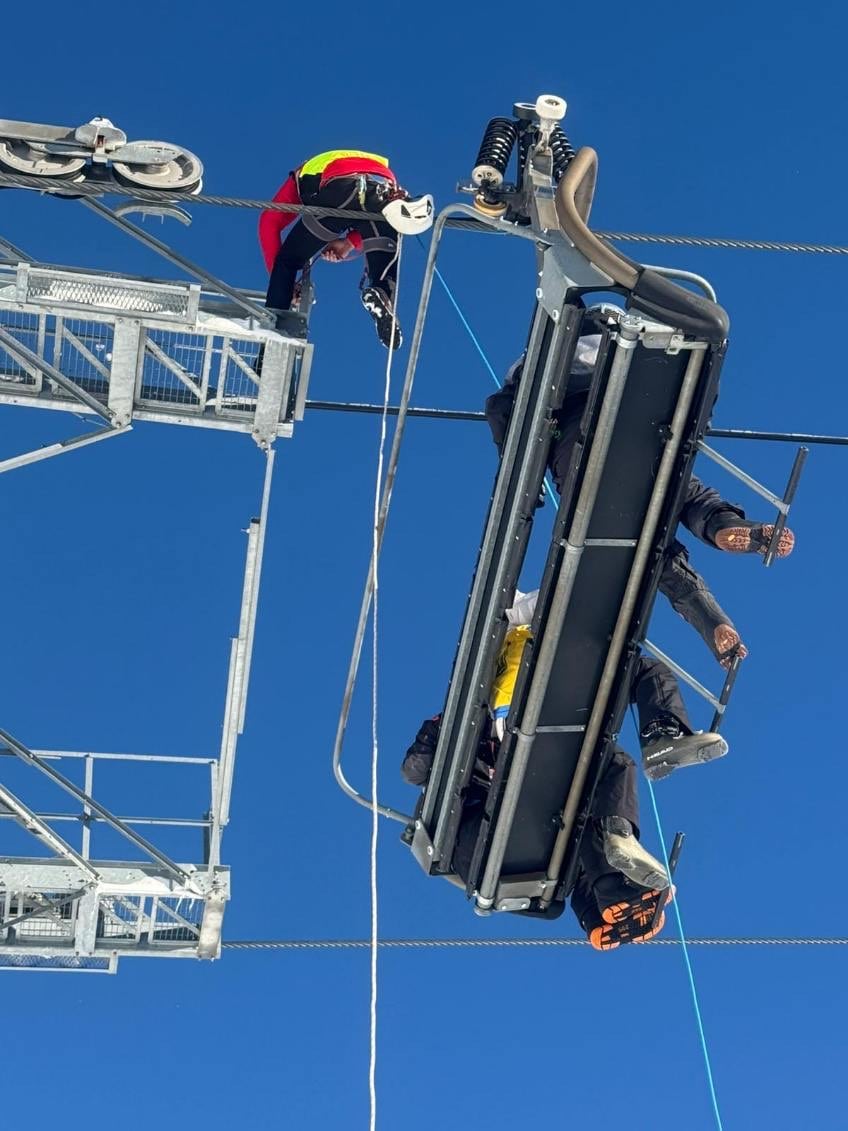 Los esquiadores tuvieron que ser evacuados en helicóptero.