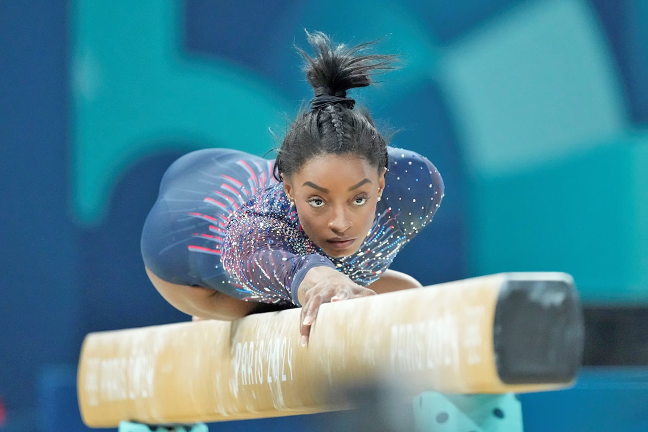 Simone Biles, de Estados Unidos, practica la barra de equilibrio. (AP)