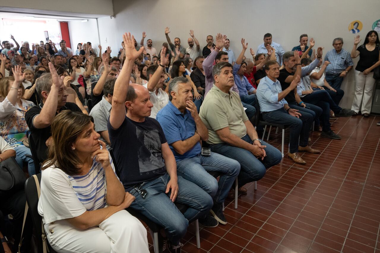 Congreso Ordinario UCR Mendoza, camino a los 40 años de democracia, eligió nuevas autoridades 
 

Foto: Ignacio Blanco / Los Andes 