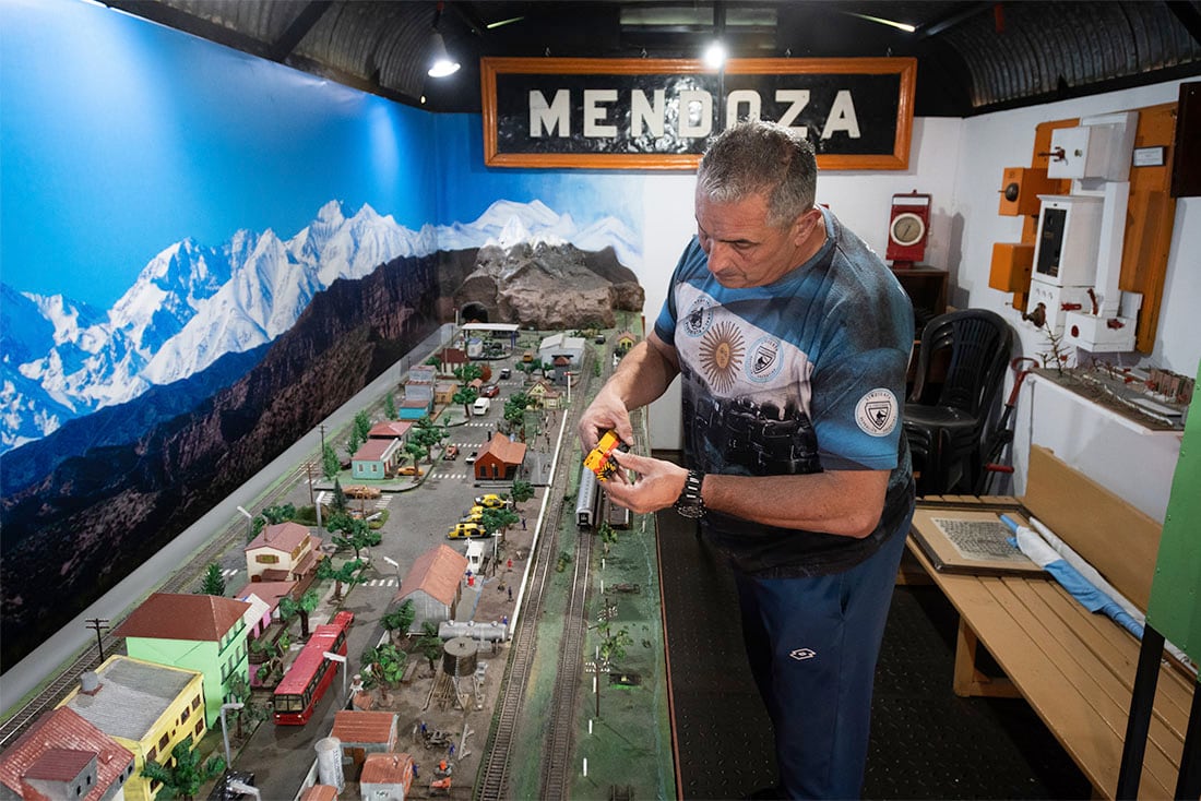 Museo Tren Cultural de Mendoza, está ubicado en la estación Mendoza de la ciudad, funciona los sábados de 9 a 13hs.
Roberto Bocanegra en el encargado del lugar     

Foto: Ignacio Blanco / Los Andes  