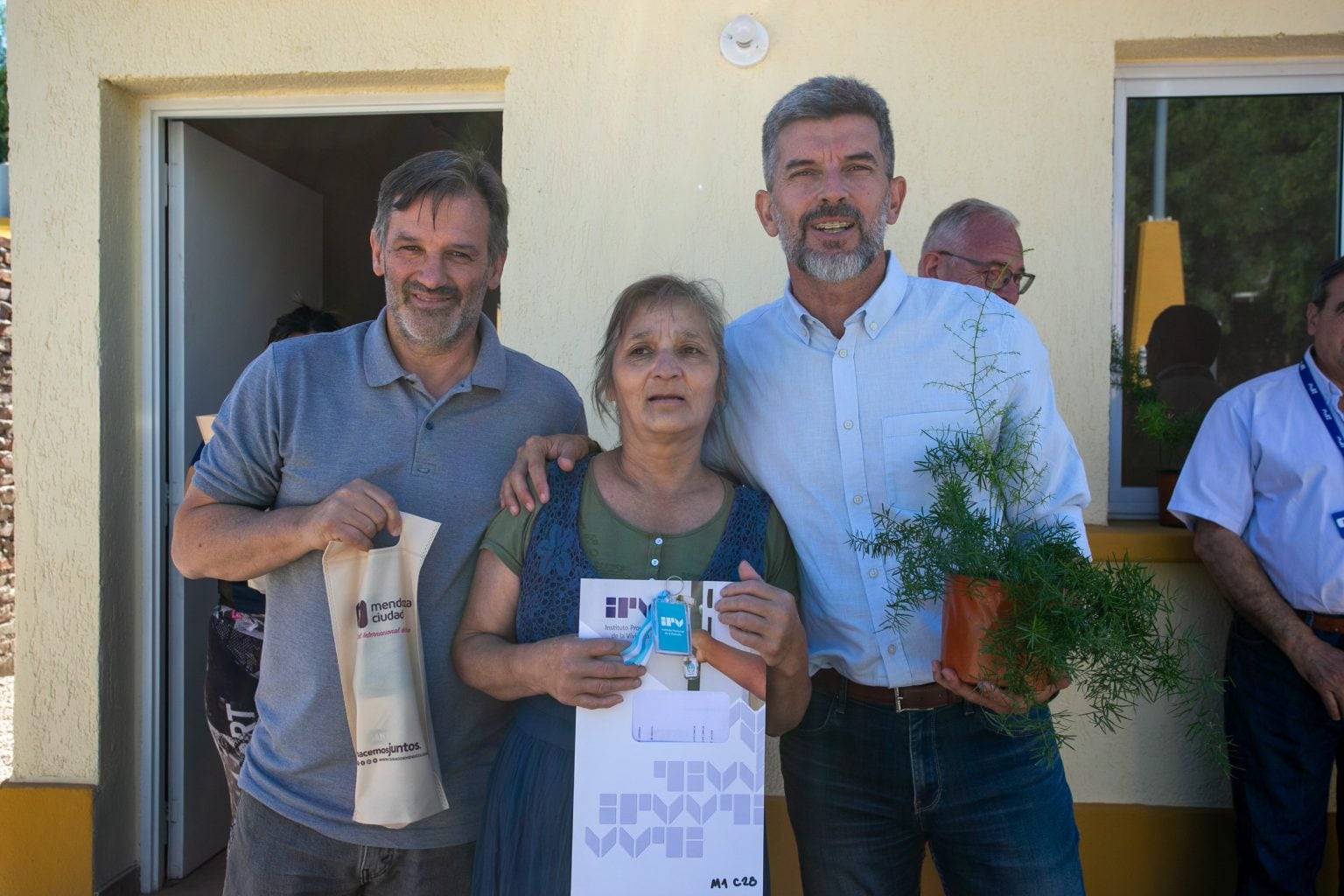 El intendente Ulpiano Suarez, junto a autoridades del Instituto Provincial de la Vivienda, entregó viviendas reconstruidas en el barrio El Libertador