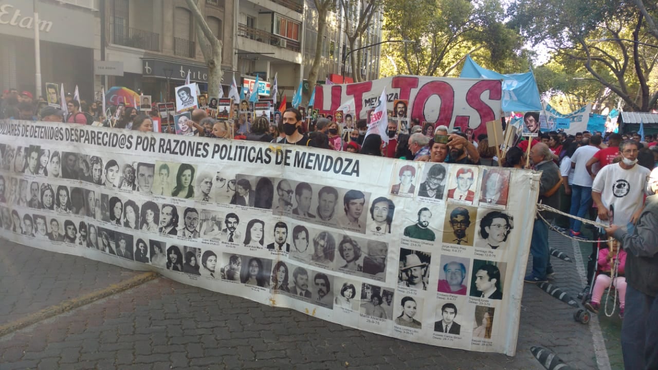 En Menodza miles dfe personas marcharon en conmemoración del último golpe de Estado cívico militar. José Gutiérrez/Los Andes.