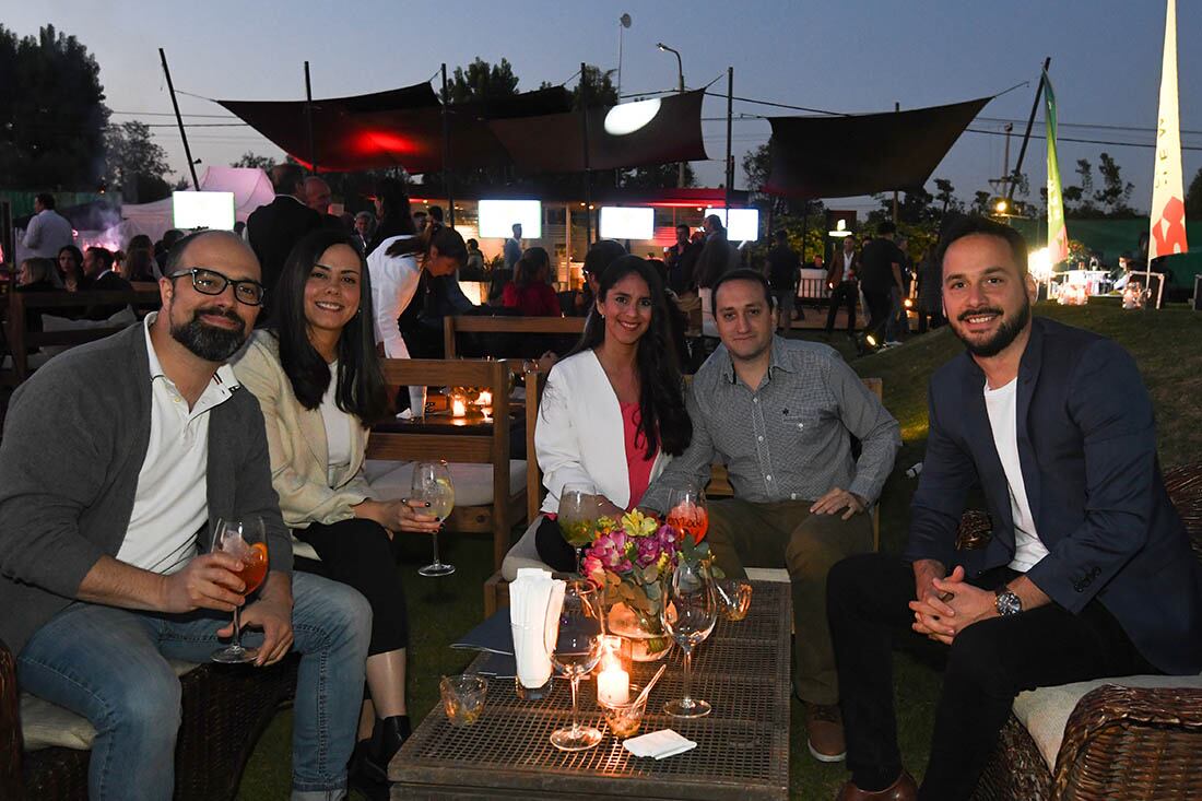 Amigos: Daniel Cebreros, Carolina Ciafrelli, Emilia Ponce, Gonzalo Reig y Gastón Cuaranda