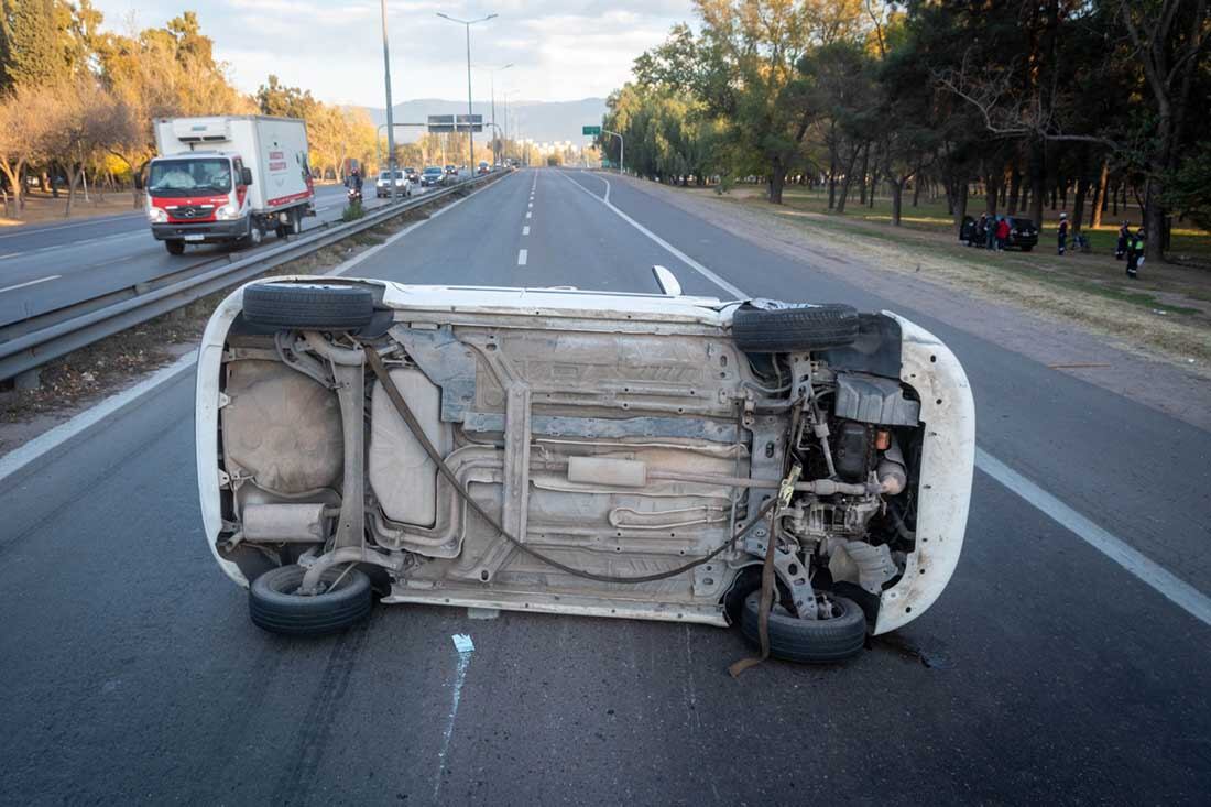 Un auto volcó a en el Acceso Este y provocó considerables demoras en el tránsito.