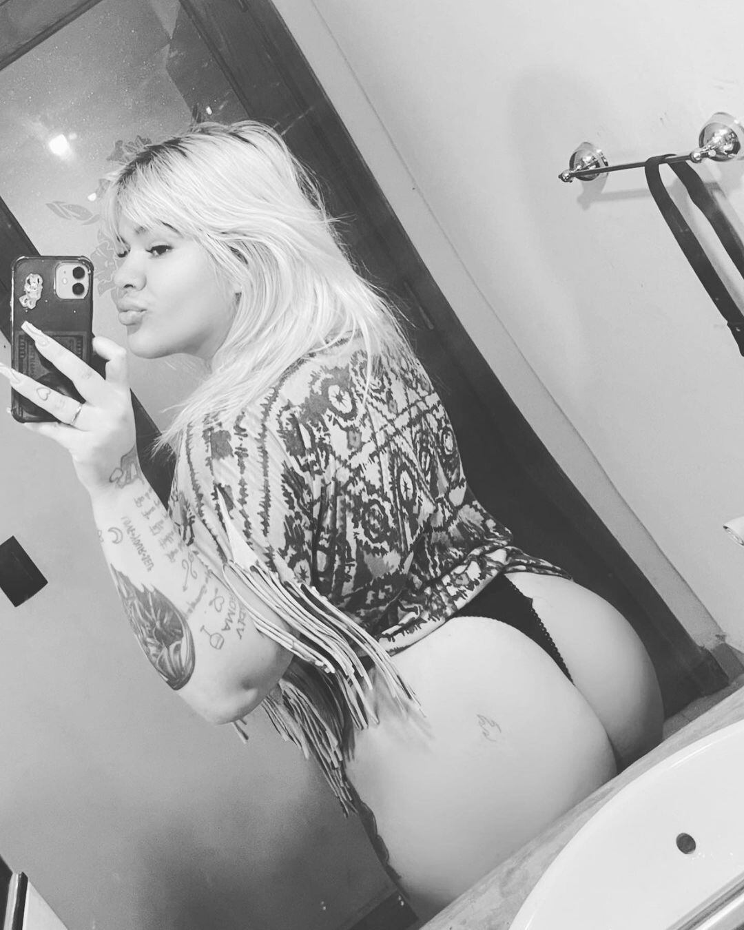 Morena Rial posó desde su baño.