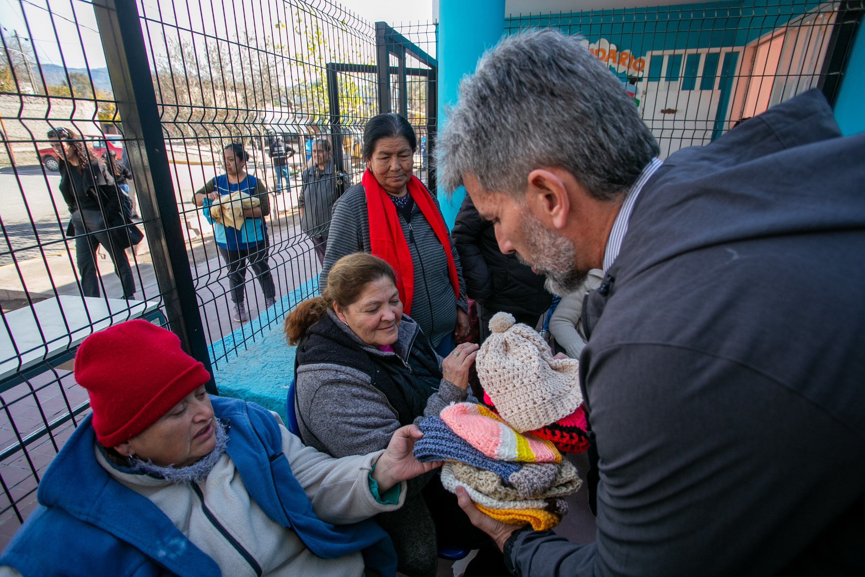 El intendente Ulpiano Suarez entregó abrigos confeccionados por las “Tejedoras Solidarias”.