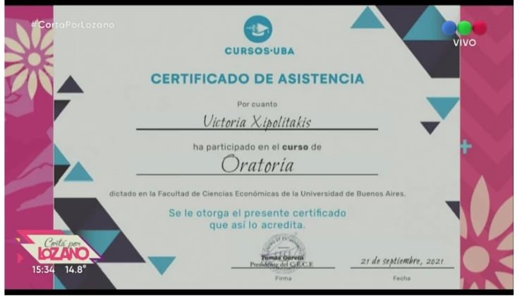 Vicky Xipolitakis mostró su certificado.