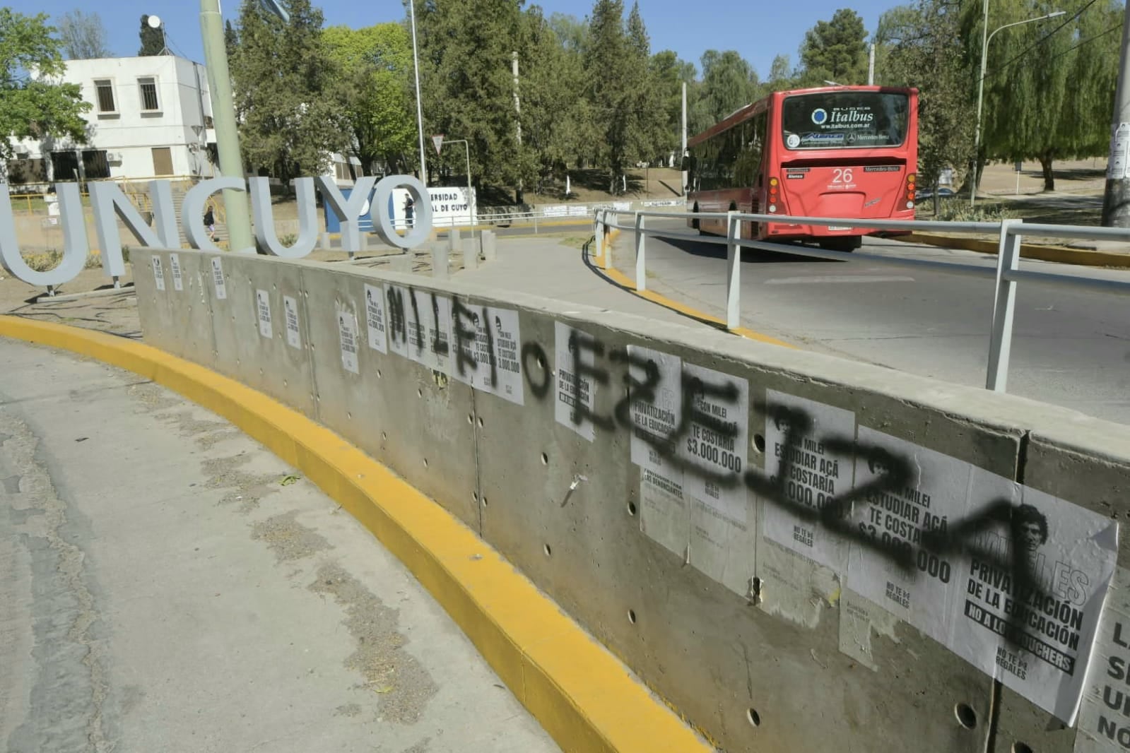 Vandalizaron la Facultad de Ciencias Políticas con agresivas pintadas - Orlando Pelichotti / Los Andes