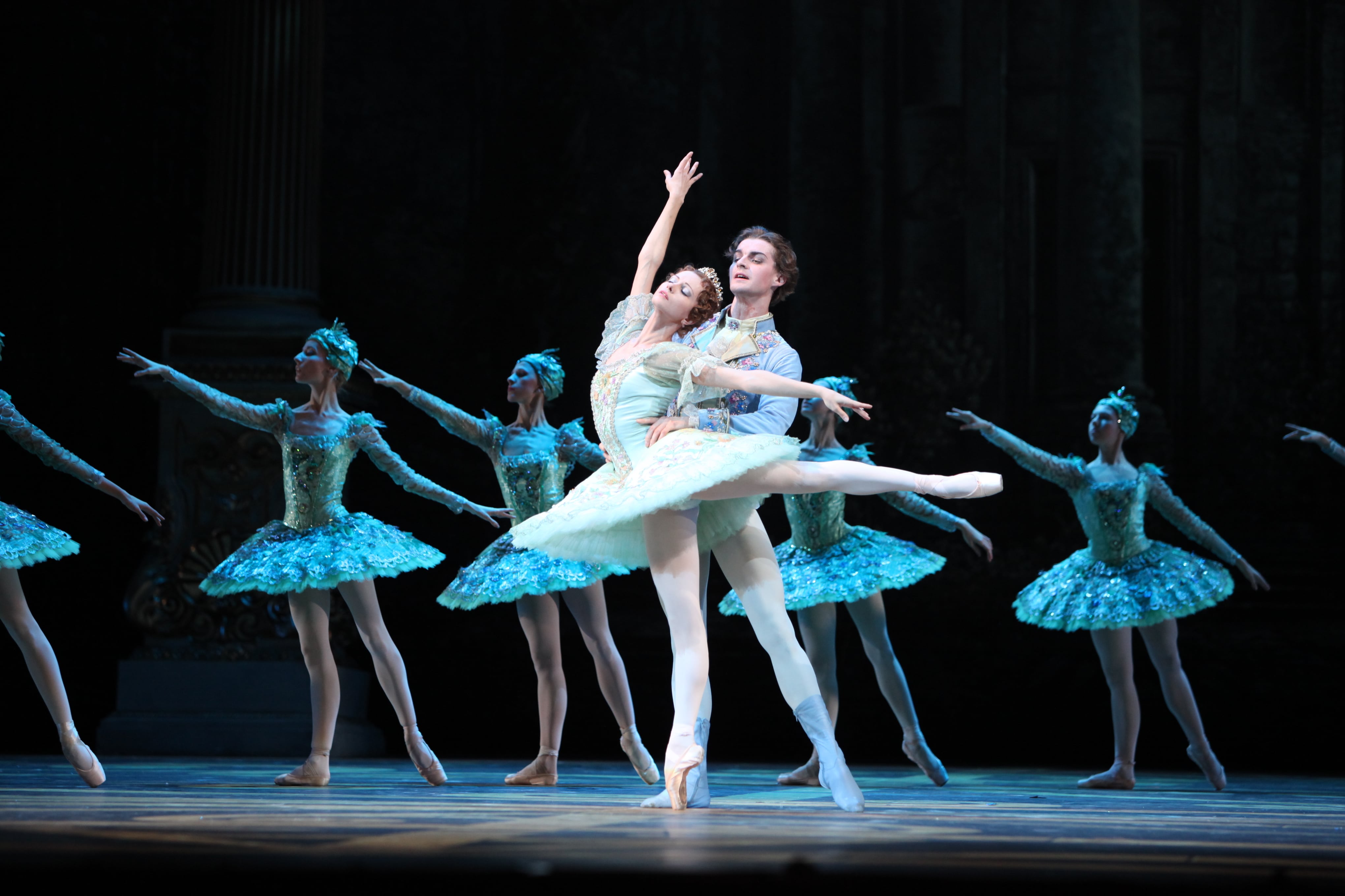 El ballet de San Petersburgo presenta "El Lago de los Cisnes".