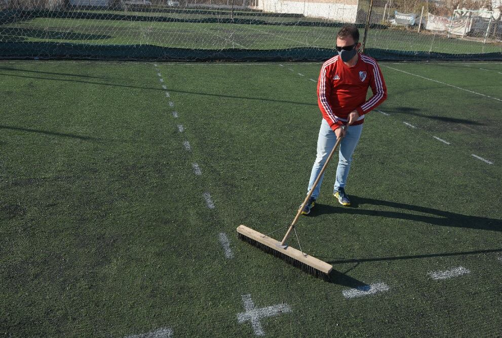 Después de casi ocho meses, las canchas de fútbol 5 y 7 volvieron a funcionar en Mendoza. / Los Andes 