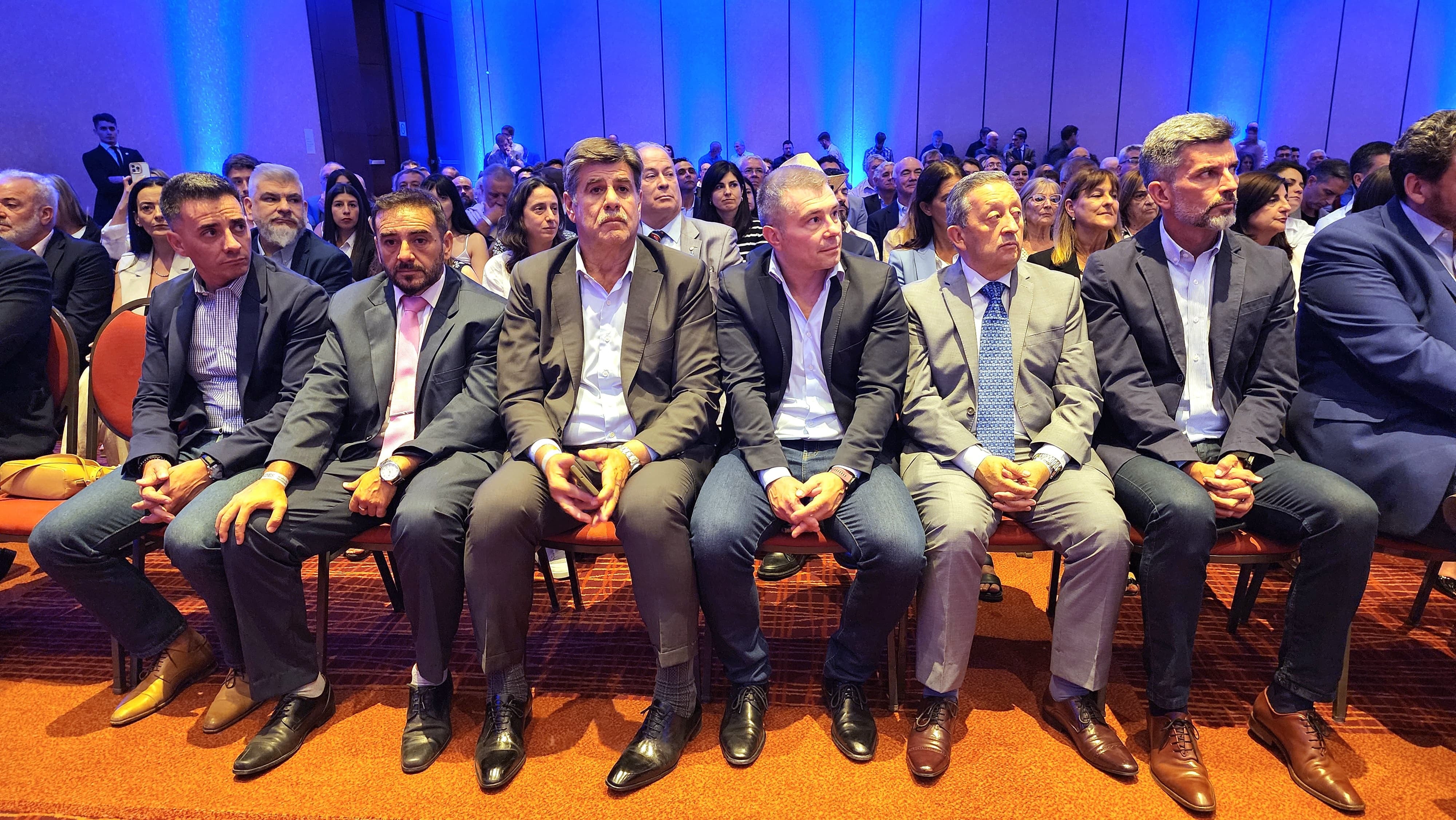 Los intendentes Marcos Calvente, Fernando Ubieta, Mario Abed, Diego Costarelli, Celso Jaque y Ulpiano Suárez; en el evento por los 141 años de diario Los Andes. Foto: Los Andes