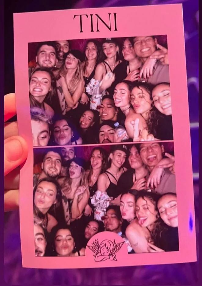 Tini Stoessel, junto a sus amigos, posando para la foto.