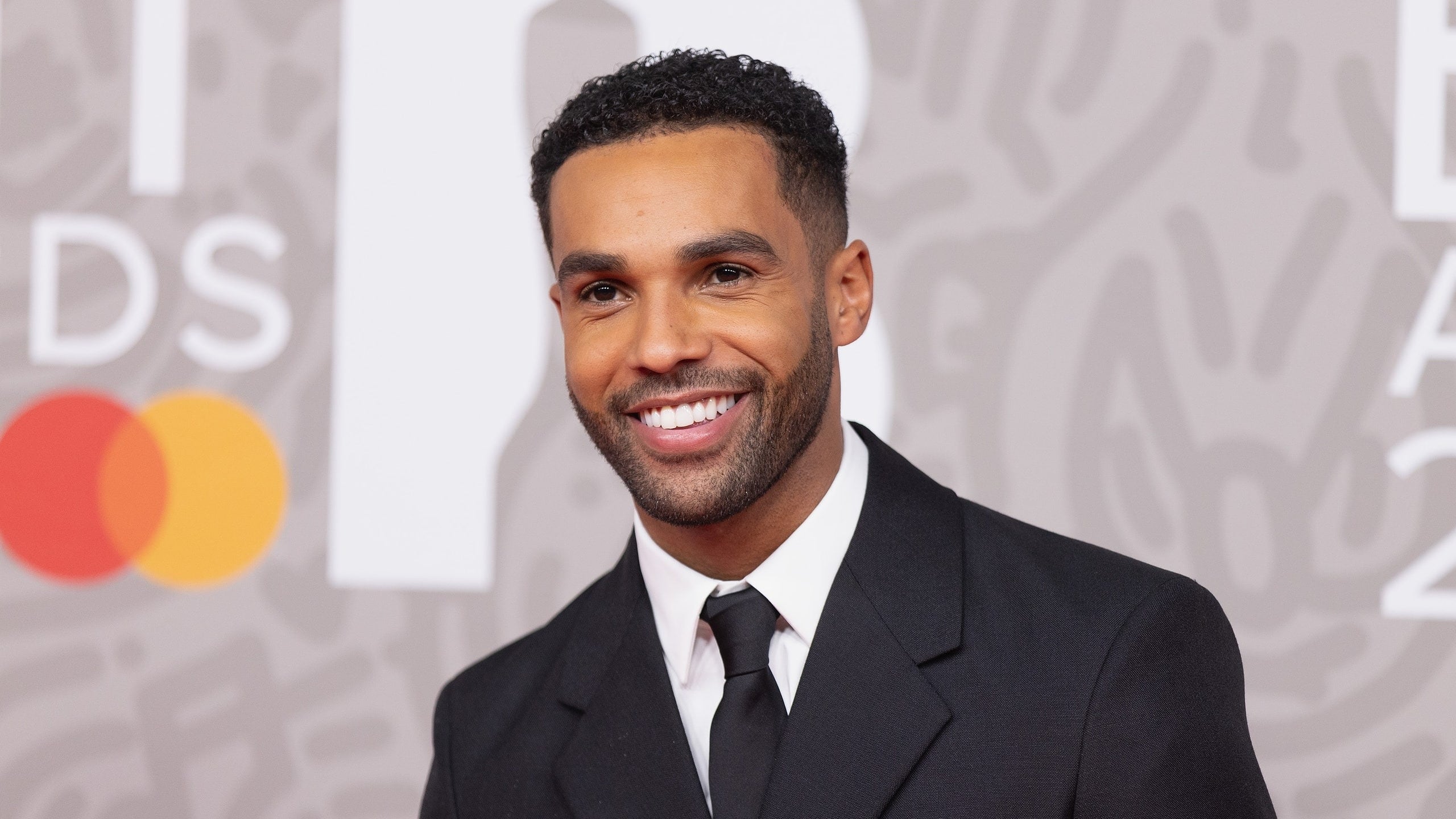 Lucien Laviscount es un actor franco-británico. Aparece en Emily in Paris. 