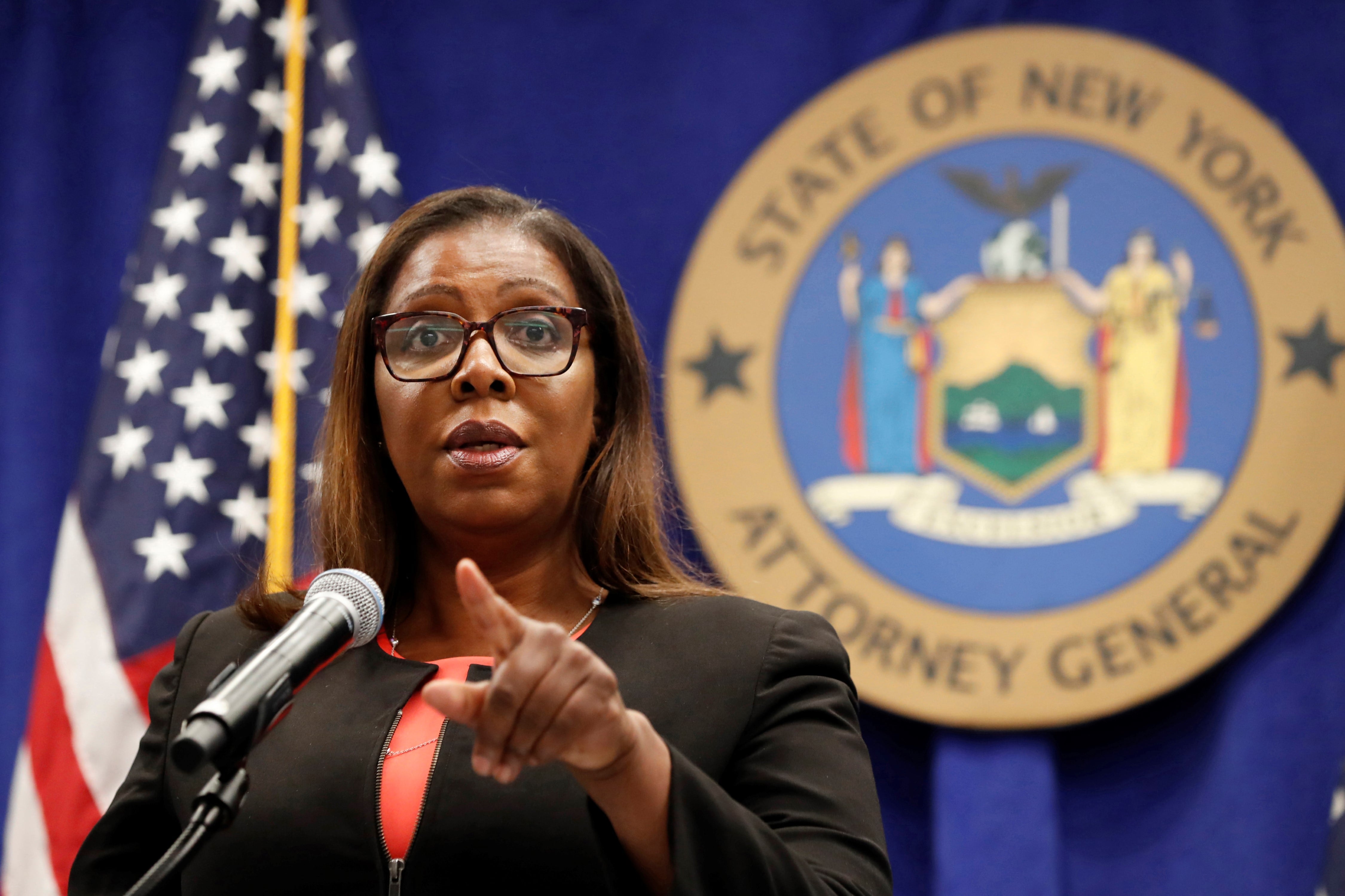 La procuradora general del estado de Nueva York, Letitia James, junto a reguladores federales y un grupo de estados lanzaron una histórica ofensiva antimonopolio contra Facebook. 