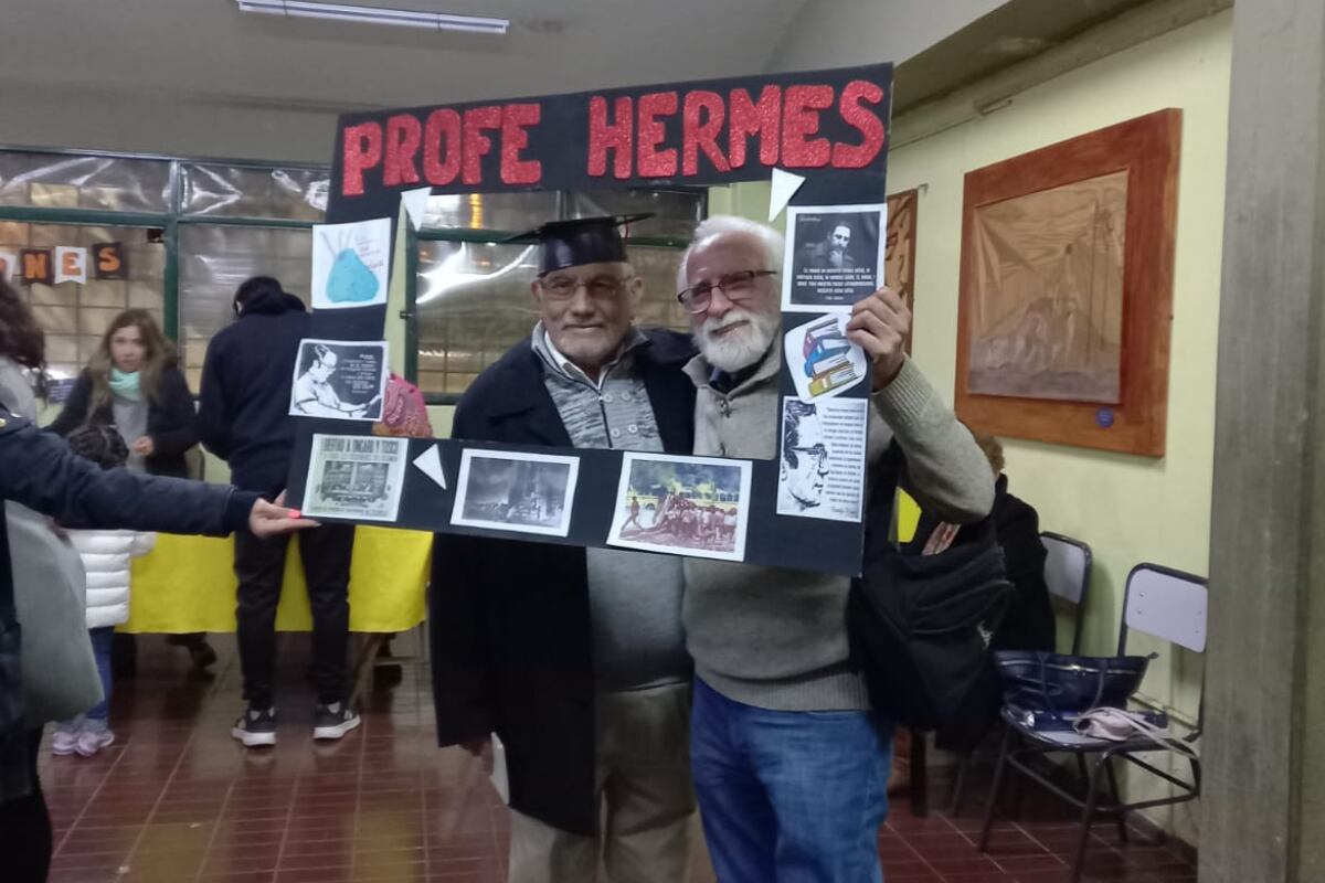 “Viejo es el viento y sigue soplando”: tiene 78 años, es jubilado y se recibió de Profesor de historia. Foto: Gentileza Hermes Ocaña.