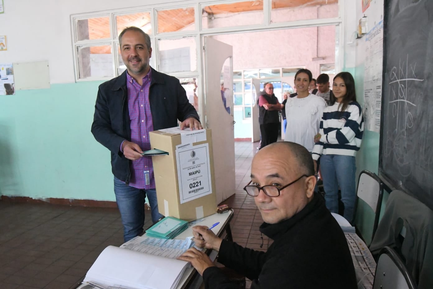 Matías Stevanato votó antes del almuerzo en la escuela Celina Alvarez - José Gutiérrez / Los Andes